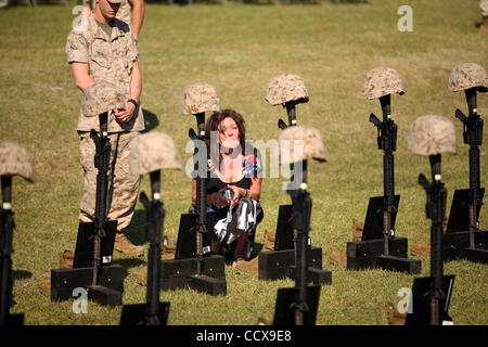 CAMP LEJEUNE, NC - 30.April: Delma Posey trauert um an die Gedenkstätten für ihren Sohn Lance Cpl. Gregory Posey bei der 2. Marine Expeditionary Brigade Trauerfeier Freitag, 30. April 2010 in Camp Lejeune, getötet zu Ehren der Einheit Marines und Matrosen, während ihres letzten Einsatzes auf Afghanistan.The 2 Stockfoto