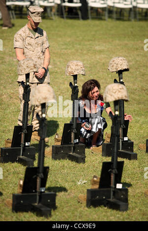 CAMP LEJEUNE, NC - 30.April: Delma Posey trauert um an die Gedenkstätten für ihren Sohn Lance Cpl. Gregory Posey bei der 2. Marine Expeditionary Brigade Trauerfeier Freitag, 30. April 2010 in Camp Lejeune, getötet zu Ehren der Einheit Marines und Matrosen, während ihres letzten Einsatzes auf Afghanistan.The 2 Stockfoto