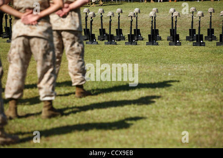 CAMP LEJEUNE, North Carolina - 30.April: Marines Stand stramm in den 2. Marine Expeditionary Brigade Dienst zu Ehren der Einheit Marines und Matrosen getötet während ihres letzten Einsatzes in Afghanistan auf Freitag, 30. April 2010 in Camp Lejeune.The 2. MEB in der afghanischen Provinz Helmand in A bereitgestellt Stockfoto