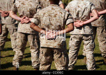 CAMP LEJEUNE, North Carolina - 30.April: Marines Stand stramm in den 2. Marine Expeditionary Brigade Dienst zu Ehren der Einheit Marines und Matrosen getötet während ihres letzten Einsatzes in Afghanistan auf Freitag, 30. April 2010 in Camp Lejeune.The 2. MEB in der afghanischen Provinz Helmand in A bereitgestellt Stockfoto