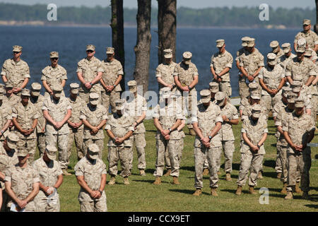 CAMP LEJEUNE, North Carolina - 30.April: Marines Bogen ihre Köpfe beim Beten in den 2. Marine Expeditionary Brigade Dienst zu Ehren der Einheit Marines und Matrosen während ihres letzten Einsatzes in Afghanistan auf Freitag, 30. April 2010 in Camp Lejeune.The getötet 2. MEB auf Afghanistans Helmand Pr bereitgestellt Stockfoto