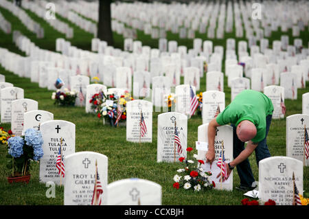 2. Lt Benoit Bordellon besucht das Grab der Lanze-Obergefreites Adam Russell Murray auf dem Arlington National Cemetery auf Samstag, 29. Mai 2010. Die beiden wurden zunächst Freunde in der High School, wo sie sowohl im ROTC waren. Ein Jahr früher als Bordellon, Murray war eine Inspiration: "Er war einer der Gründe warum ich wan Stockfoto