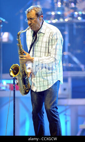 18. Mai 2010 - Durham, North Carolina; USA - führt Saxophonisten WALTER PARAZAIDER der Band Chicago live als ihre 2010 Tour macht Halt in Durham Performing Arts Center befindet sich in Durham.  Copyright 2010 Jason Moore. Stockfoto