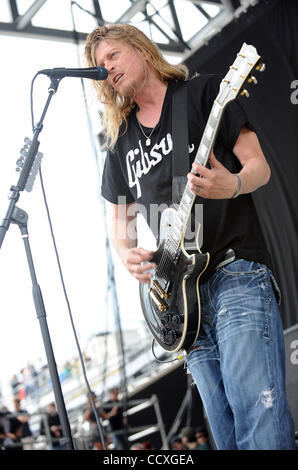 22. Mai 2010 - Columbus, Ohio; USA - Sänger / Gitarrist WES SCANTLIN der Band Puddle of Mudd tritt als Teil des Felsens auf dem Bereich Musik-Festival 2010.  Das vierte jährliche Festival zieht Tausende von Musikfans zu sehen, eine Vielzahl von Künstler auf drei verschiedenen Bühnen an zwei Tagen bei t Stockfoto