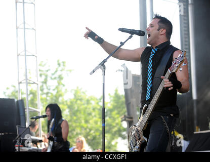 22. Mai 2010 - Columbus, Ohio; USA - Sänger / Bass-Gitarrist JOHN COOPER Band SKILLET live als Teil des Felsens auf dem Bereich Musikfestival 2010 führt.  Das vierte jährliche Festival locken Tausende von Musikfans zu sehen eine Vielzahl von Künstler auf drei verschiedenen Bühnen an zwei Tagen in der Stockfoto