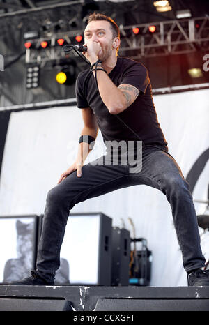 22. Mai 2010 - Columbus, Ohio; USA - führt Sänger TIM MCLLRATH der Band Rise Against live als Teil des Felsens auf dem Bereich Musik-Festival 2010.  Das vierte jährliche Festival zieht Tausende von Musikfans zu sehen, eine Vielzahl von Künstler auf drei verschiedenen Bühnen über zwei Tage an der Columbus-Cr Stockfoto