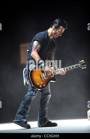 22. Mai 2010 - Columbus, Ohio; USA - Sänger SULLY ERNA der Band Godsmack tritt als Teil des Felsens auf dem Bereich Musik-Festival 2010.  Das vierte jährliche Festival zieht Tausende von Musikfans, über zwei Tage an der Columbus Crew Sta verschiedener Künstler auf drei verschiedenen Bühnen zu sehen Stockfoto