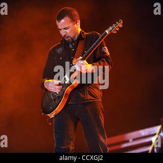 22. Mai 2010 - Columbus, Ohio; USA - Gitarrist TONY ROMBOLA der Band Godsmack führt live als Teil des Felsens auf dem Bereich Musik-Festival 2010.  Das vierte jährliche Festival zieht Tausende von Musikfans zu sehen, eine Vielzahl von Künstler auf drei verschiedenen Bühnen über zwei Tage an der Columbus-Cre Stockfoto