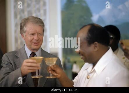 4. März 2010 zeigt - Monrovia, US - (Datei) A Datei Bild vom 3. April 1978, US-Präsident Jimmy Carter (L) Toasten mit Liberian President William Tolbert (R) bei einem Zustand-Abendessen in Monrovia, Liberia. (Kredit-Bild: © Carter Archives/ZUMAPRESS.com) Stockfoto