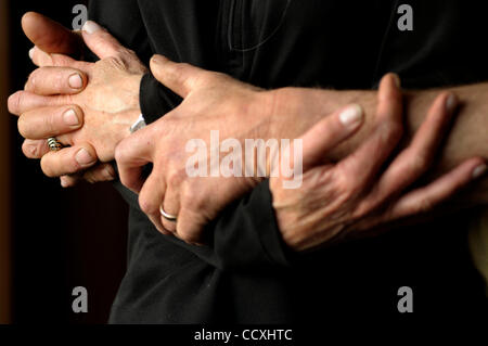 8. April 2010 - Hayden, Idaho, USA - Mike Ad Mary Suitter umklammern einander während einer Porträt-Sitzung in den Paaren Hayden, Idaho nach Hause. Maria und Mike Suitter sind Mitglieder des Gesundheitswesens teilen Minisitry, Samariter Ministerien, Religeous Co-op monatlich, deren Teilnehmer bezahlen die im Gegenzug unterstützt Stockfoto