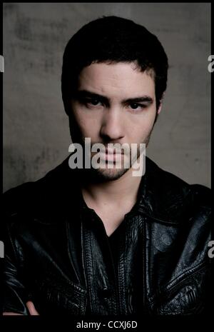 29. April 2010 - nominiert Los Angeles, Kalifornien, USA - Französisch Schauspieler TAHAR RAHIM, Star des 2010 Oscar-Film "Ein Prophet" bei Porträt-Sitzung in Los Angeles. (Kredit-Bild: © Brian Lowe/ZUMA Press) Stockfoto