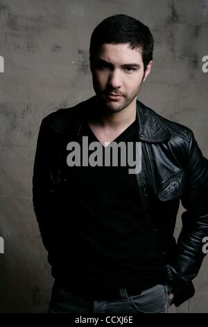 29. April 2010 - nominiert Los Angeles, Kalifornien, USA - Französisch Schauspieler TAHAR RAHIM, Star des 2010 Oscar-Film "Ein Prophet" bei Porträt-Sitzung in Los Angeles. (Kredit-Bild: © Brian Lowe/ZUMA Press) Stockfoto