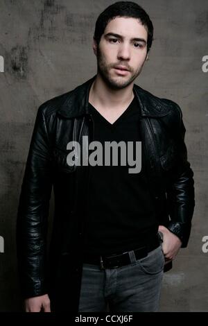 29. April 2010 - nominiert Los Angeles, Kalifornien, USA - Französisch Schauspieler TAHAR RAHIM, Star des 2010 Oscar-Film "Ein Prophet" bei Porträt-Sitzung in Los Angeles. (Kredit-Bild: © Brian Lowe/ZUMA Press) Stockfoto