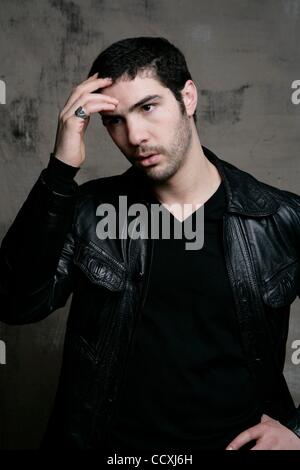 29. April 2010 - nominiert Los Angeles, Kalifornien, USA - Französisch Schauspieler TAHAR RAHIM, Star des 2010 Oscar-Film "Ein Prophet" bei Porträt-Sitzung in Los Angeles. (Kredit-Bild: © Brian Lowe/ZUMA Press) Stockfoto