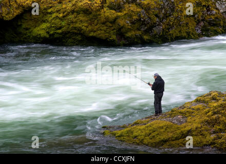 11. Mai 2010 - Glide, Oregon, USA - A Fischer testet sein Glück bei dem Versuch, Frühling Chinook Lachs aus dem moosigen Ufer des North Umpqua River in der Nähe von Glide zu fangen. (Kredit-Bild: © Robin Loznak/ZUMA Press) Stockfoto