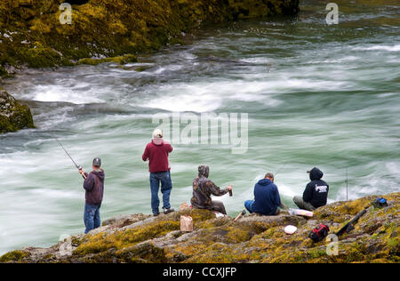 11. Mai 2010 testen - Glide, Oregon, USA - Fischer ihr Glück bei dem Versuch, Frühling Chinook Lachs aus dem moosigen Ufer des North Umpqua River in der Nähe von Glide zu fangen. (Kredit-Bild: © Robin Loznak/ZUMA Press) Stockfoto