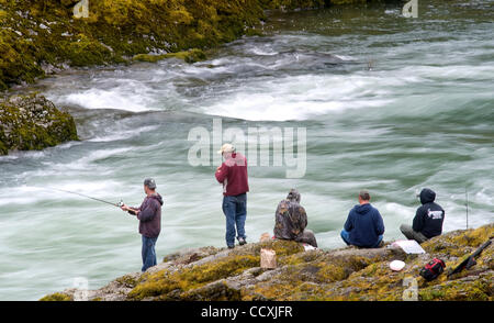 11. Mai 2010 testen - Glide, Oregon, USA - Fischer ihr Glück bei dem Versuch, Frühling Chinook Lachs aus dem moosigen Ufer des North Umpqua River in der Nähe von Glide zu fangen. (Kredit-Bild: © Robin Loznak/ZUMA Press) Stockfoto