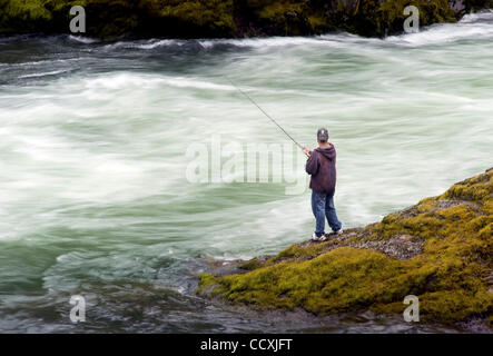 11. Mai 2010 - Glide, Oregon, USA - A Fischer testet sein Glück bei dem Versuch, Frühling Chinook Lachs aus dem moosigen Ufer des North Umpqua River in der Nähe von Glide zu fangen. (Kredit-Bild: © Robin Loznak/ZUMA Press) Stockfoto