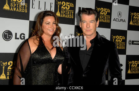 5. März 2010 - Los Angeles, California, Vereinigte Staaten von Amerika - PIERCE BROSNAN, KEELY SHAYE SMITH besucht die 25. jährliche Film Independent Spirit Awards Held im Nokia Theatre In Los Angeles, Kalifornien.  05.03.10. 2009.K64428LONG (Kredit-Bild: © D. Long/Globe Photos/ZUMApress.com) Stockfoto