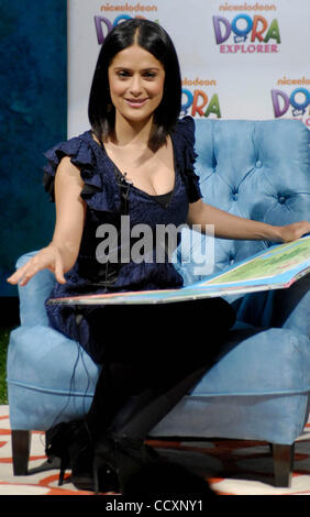 2. März 2010 - Los Angeles, California, Vereinigte Staaten von Amerika - SALMA HAYEK besucht Verteidigung das Kinderhilfswerk zum Hosten des 10. Jahrestages der Dora Explorer Held im Nickelodeon Animationsstudio In Burbank, CA. 02.03.10. 2009.K63731LONG (Kredit-Bild: © D. Long/Globe Photos/ZUMApress.com) Stockfoto