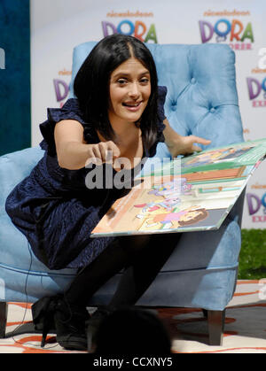 2. März 2010 - Los Angeles, California, Vereinigte Staaten von Amerika - SALMA HAYEK besucht Verteidigung das Kinderhilfswerk zum Hosten des 10. Jahrestages der Dora Explorer Held im Nickelodeon Animationsstudio In Burbank, CA. 02.03.10. 2009.K63731LONG (Kredit-Bild: © D. Long/Globe Photos/ZUMApress.com) Stockfoto