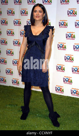 2. März 2010 - Los Angeles, California, Vereinigte Staaten von Amerika - SALMA HAYEK besucht Verteidigung das Kinderhilfswerk zum Hosten des 10. Jahrestages der Dora Explorer Held im Nickelodeon Animationsstudio In Burbank, CA. 02.03.10. 2009.K63731LONG (Kredit-Bild: © D. Long/Globe Photos/ZUMApress.com) Stockfoto