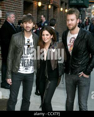 8. März 2010 darstellen - New York, New York, USA - Countrymusik Sänger (L-R) DAVE HAYWOOD, HILLARY SCOTT und CHARLES KELLEY aus der Gruppe "Lady Antebellum" für die Fotos bei ihrem Auftritt in "The Late Show With David Letterman" in der Ed Sullivan Theater statt. (Kredit-Bild: © Nancy Kaszerman/ZUMA Pre Stockfoto