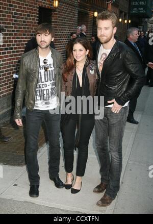 8. März 2010 darstellen - New York, New York, USA - Countrymusik Sänger (L-R) DAVE HAYWOOD, HILLARY SCOTT und CHARLES KELLEY aus der Gruppe "Lady Antebellum" für die Fotos bei ihrem Auftritt in "The Late Show With David Letterman" in der Ed Sullivan Theater statt. (Kredit-Bild: © Nancy Kaszerman/ZUMA Pre Stockfoto