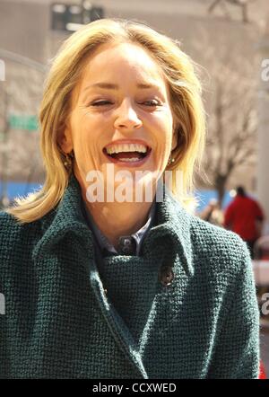 17. März 2010 - New York, New York, USA - Schauspielerin SHARON STONE auf dem Film set für die TV-Serie "Law &amp; Order: Special Victims Unit befindet sich in Harlem. (Kredit-Bild: © Nancy Kaszerman/ZUMA Press) Stockfoto