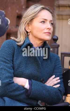 17. März 2010 - New York, New York, USA - Schauspielerin SHARON STONE auf dem Film set für die TV-Serie "Law &amp; Order: Special Victims Unit befindet sich in Harlem. (Kredit-Bild: © Nancy Kaszerman/ZUMA Press) Stockfoto