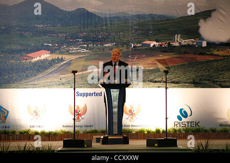 26. April 2010 - Nusa Dua, Bali, Indonesien - Präsident von Island, hält OLAFUR RAGNAR GRIMSSON eine Rede bei der Eröffnung der World Geothermal Congress 2010 (WGC 2010). Der Kongress mit dem Titel "Geothermie: die Energie die Welt verändern" 25.-30. April 2010 stattfinden wird und besuchte Aroun Stockfoto