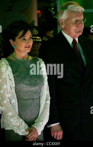 26. April 2010 - Nusa Dua, Bali, Indonesien - Islands Präsident OLAFUR RAGNAR GRIMSSON (rechts) und die First Lady, DORRIT MOUSSAIEF (links) gesehen während der Eröffnungsveranstaltung der World Geothermal Congress 2010 (WGC 2010). Der Kongress mit dem Titel "Geothermie: die Energie die Welt verändern" 25. - stattfinden wird Stockfoto