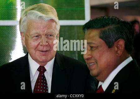 26. April 2010 - Nusa Dua, Bali, Indonesien - Präsident von Indonesien, SUSILO BAMBANG YUDHOYONO (rechts) und Präsident von Island, OLAFUR RAGNAR GRIMSSON (links) gesehen während der Eröffnungsveranstaltung der World Geothermal Congress 2010 (WGC 2010). Der Kongress mit dem Titel "Geothermie: die Energie die Welt verändern" Stockfoto