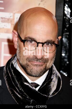 2. März 2010 - New York, NY, USA - Schauspieler STANLEY TUCCI Oscar für den besten Schauspieler in einer stützenden Rolle für "The Lovely Bones" nominiert. Im Bild: 2. Dezember 2009 besucht - New York - Schauspieler STANLEY TUCCI die New Yorker Premiere von "The Lovely Bones" an der Paris-Theater statt. (Bild Kredit: Nancy Kaszerman © / Stockfoto