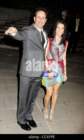 Komiker JERRY SEINFELD und seine Frau JESSICA SEINFELD besucht die 9. jährliche Vanity Fair Party während des Tribeca Film Festival in New York State Supreme Court statt. Stockfoto