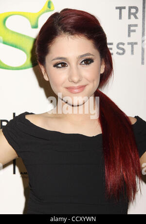 21. April 2010 - besucht New York, New York, US - Schauspielerin ARIANA GRANDE, die Premiere und Uraufführung von "Shrek Forever After" während der 9. ordentlichen während des Tribeca Film Festivals im Ziegfeld Theatre statt. (Bild Kredit: Nancy Kaszerman/ZUMApress.com ©) Stockfoto