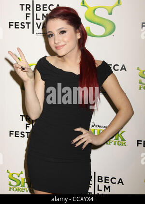 21. April 2010 - besucht New York, New York, US - Schauspielerin ARIANA GRANDE, die Premiere und Uraufführung von "Shrek Forever After" während der 9. ordentlichen während des Tribeca Film Festivals im Ziegfeld Theatre statt. (Bild Kredit: Nancy Kaszerman/ZUMApress.com ©) Stockfoto