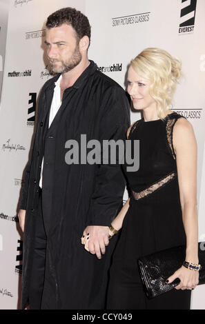 Schauspieler LIEV SCHREIBER und Schauspielerin NAOMI WATTS besuchen die New Yorker Premiere von "Mutter und Kind" bei der Paris-Theater statt. Stockfoto