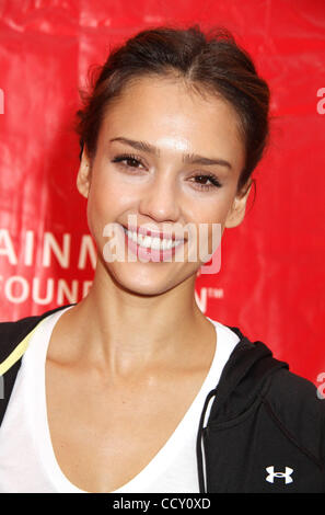 Schauspielerin JESSICA ALBA besucht die 13. jährliche EIF Revlon Run / Walk für Frauen statt auf dem Times Square. Stockfoto