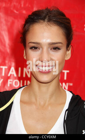 Schauspielerin JESSICA ALBA besucht die 13. jährliche EIF Revlon Run / Walk für Frauen statt auf dem Times Square. Stockfoto