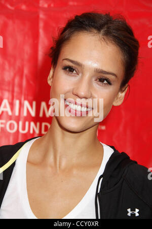 Schauspielerin JESSICA ALBA besucht die 13. jährliche EIF Revlon Run / Walk für Frauen statt auf dem Times Square. Stockfoto