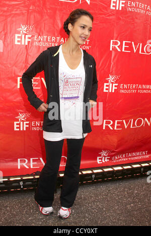 Schauspielerin JESSICA ALBA besucht die 13. jährliche EIF Revlon Run / Walk für Frauen statt auf dem Times Square. Stockfoto