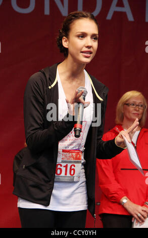 Schauspielerin JESSICA ALBA besucht die 13. jährliche EIF Revlon Run / Walk für Frauen statt auf dem Times Square. Stockfoto