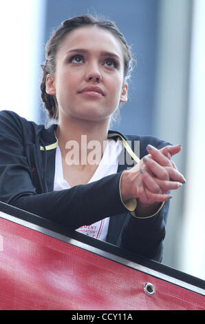 Schauspielerin JESSICA ALBA besucht die 13. jährliche EIF Revlon Run / Walk für Frauen statt auf dem Times Square. Stockfoto