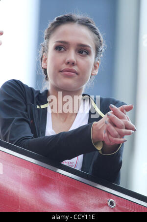 Schauspielerin JESSICA ALBA besucht die 13. jährliche EIF Revlon Run / Walk für Frauen statt auf dem Times Square. Stockfoto