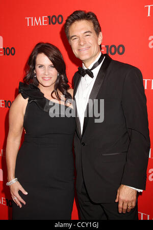 DR. MEHMET OZ und seine Frau LISA OZ besuchen die 2010 Time 100 Gala im Time Warner Center statt. Stockfoto