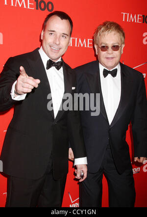 Sänger ELTON JOHN und Ehemann DAVID FURNISH besuchen die 2010 Time 100 Gala im Time Warner Center statt. Stockfoto