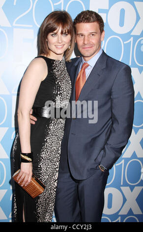 Schauspieler EMILY DESCHANEL und DAVID BOREANAZ besuchen die FOX 2010 Upfront after-Party in Wollman Rink im Central Park. Stockfoto