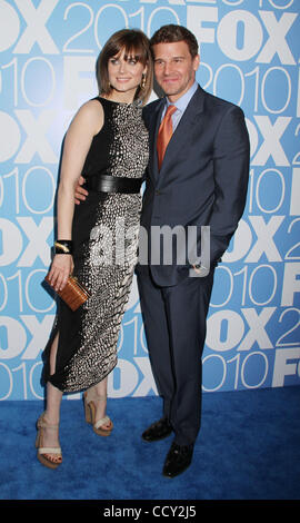 Schauspieler EMILY DESCHANEL und DAVID BOREANAZ besuchen die FOX 2010 Upfront after-Party in Wollman Rink im Central Park. Stockfoto