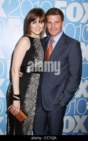 Schauspieler EMILY DESCHANEL und DAVID BOREANAZ besuchen die FOX 2010 Upfront after-Party in Wollman Rink im Central Park. Stockfoto